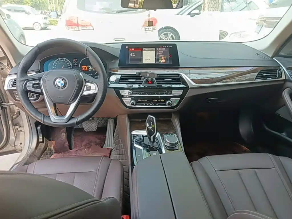 BMW 5 Series — миниатюра 10