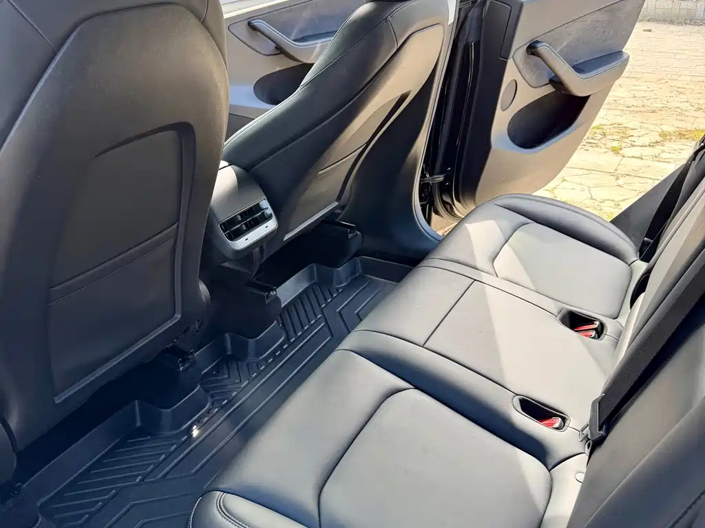 Tesla Model Y — миниатюра 8