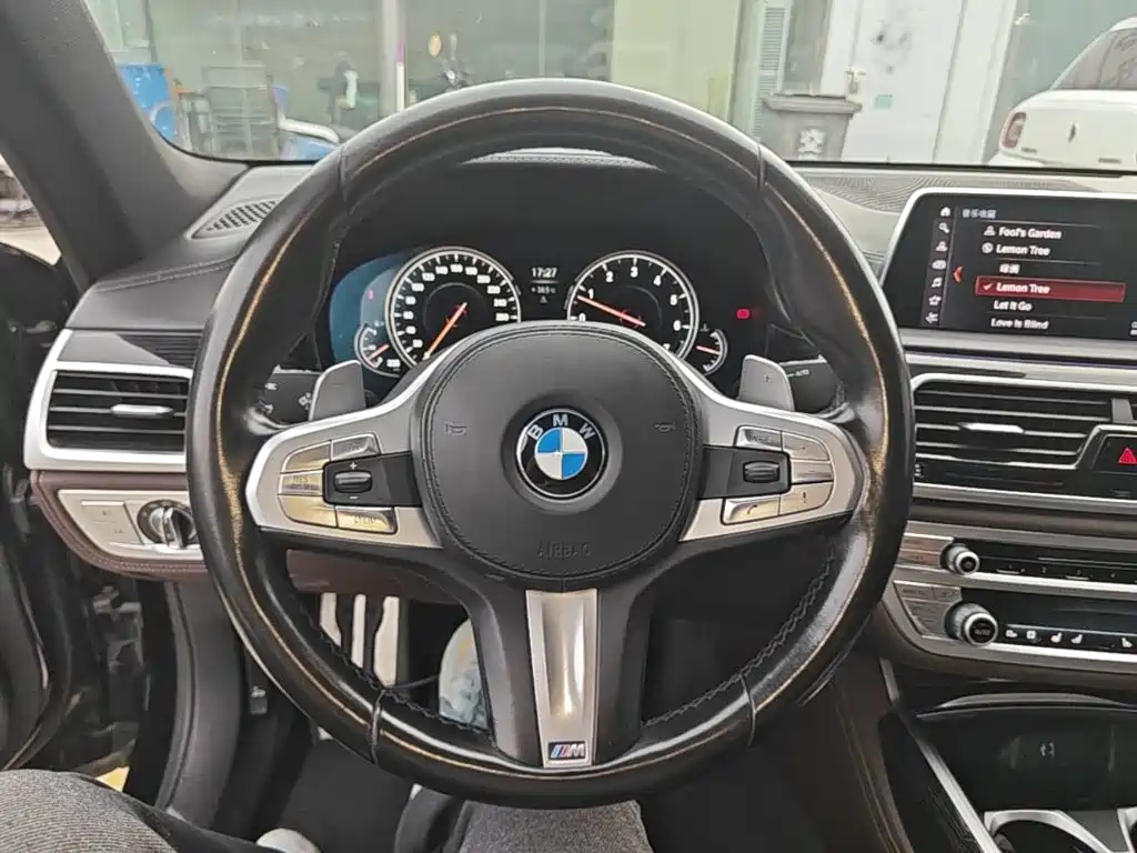 BMW 7 Series — миниатюра 11