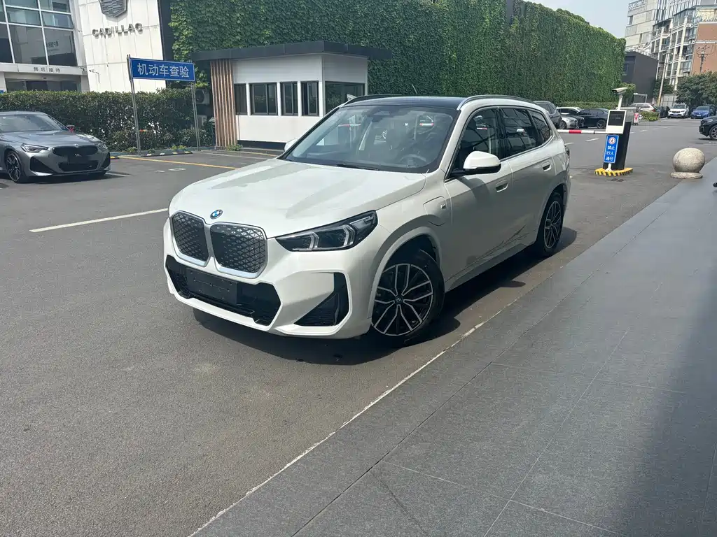 BMW iX1 2025