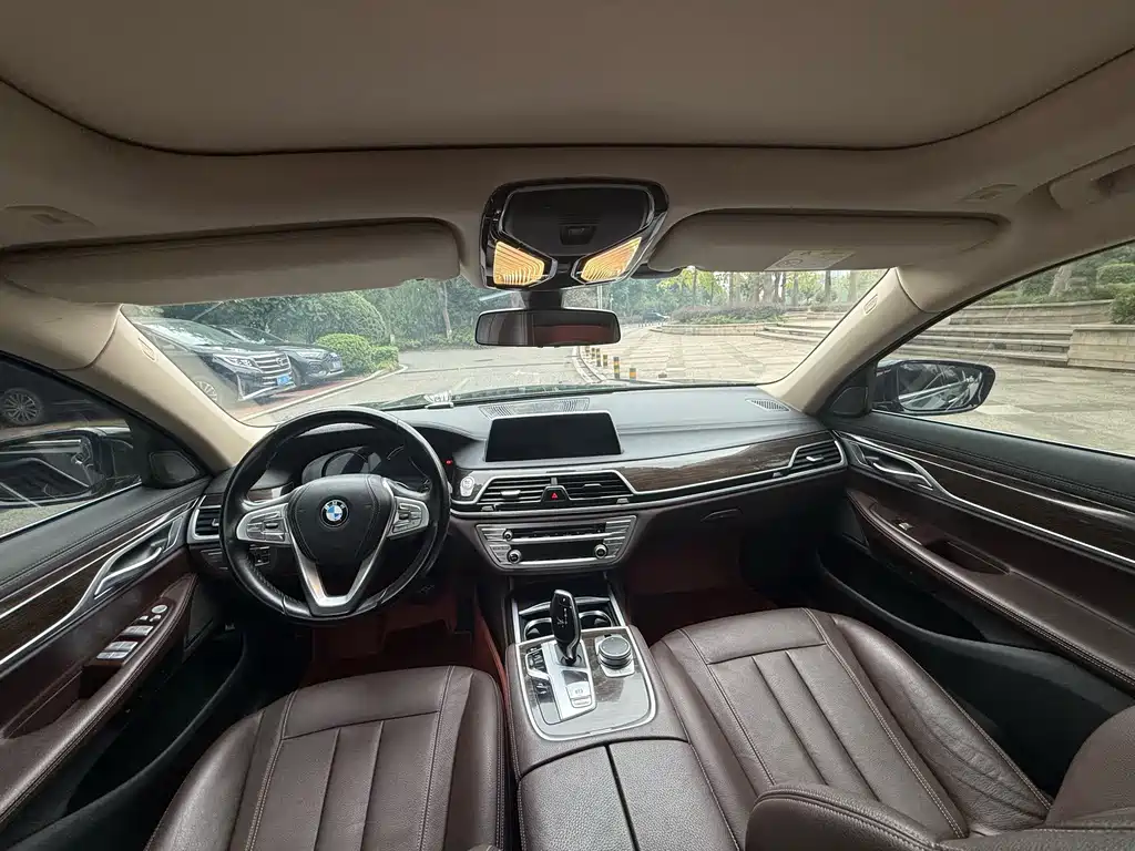 BMW 7 Series — миниатюра 7