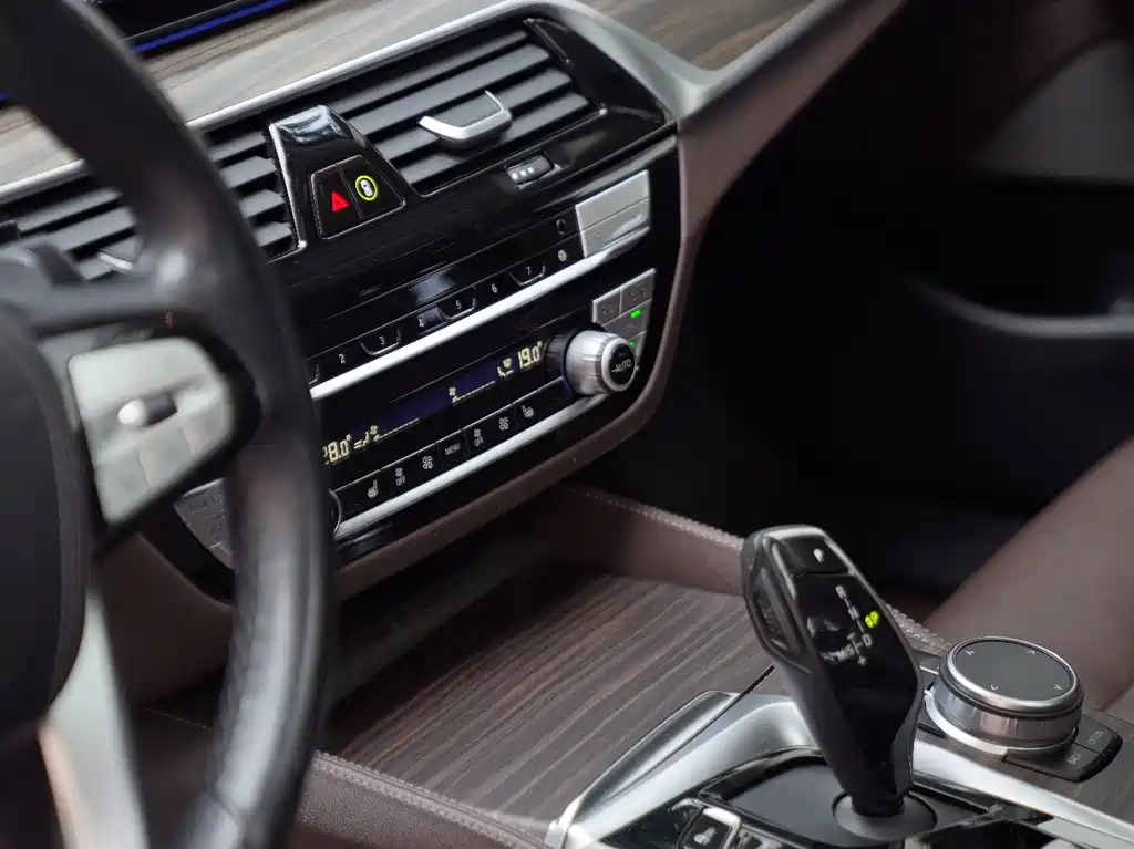 BMW 5 Series — миниатюра 14
