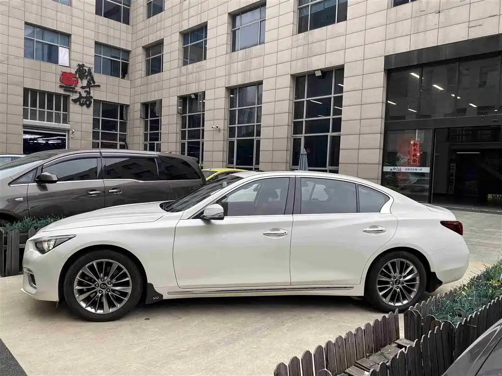 INFINITI Q50L