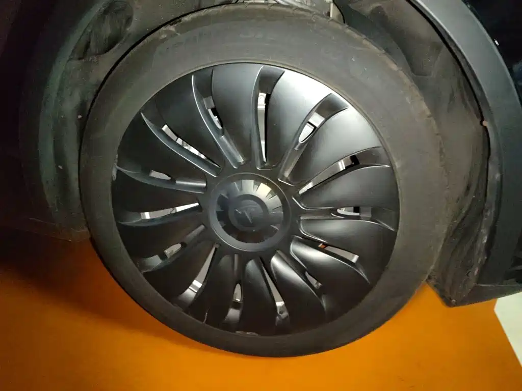 Tesla Model Y — миниатюра 8