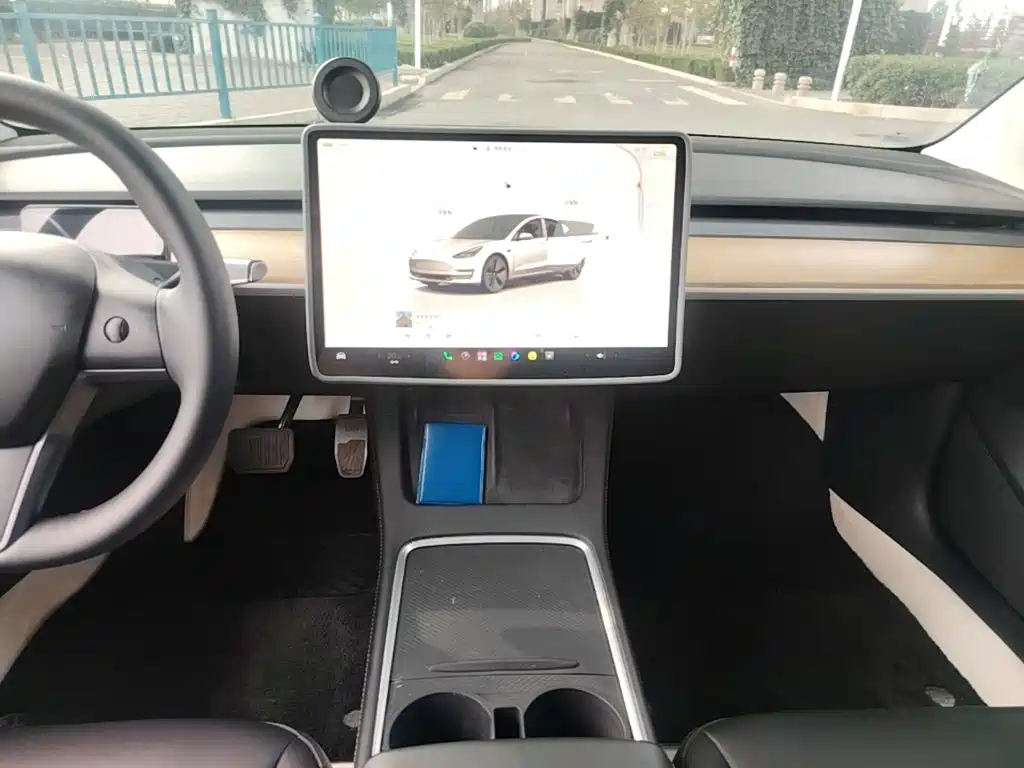 Tesla Model 3 — миниатюра 13