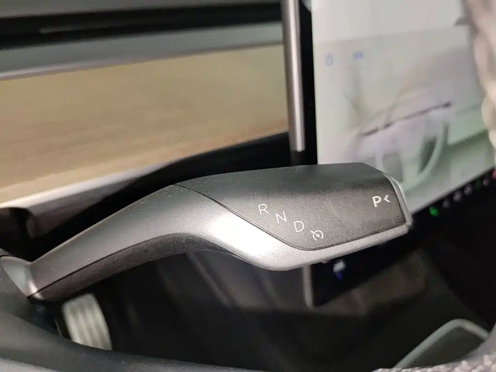 Tesla Model Y — миниатюра 14