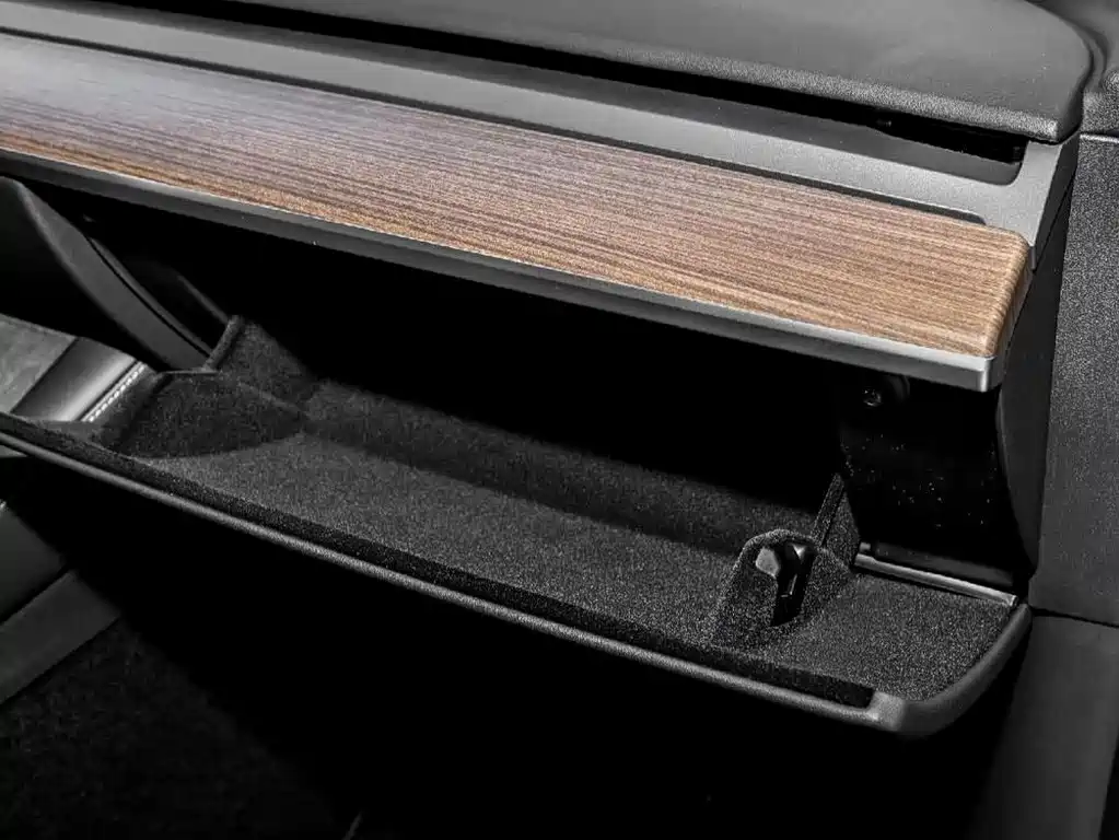 Tesla Model Y — миниатюра 15