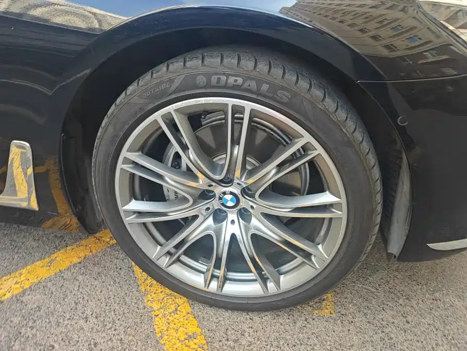 BMW 7 Series — миниатюра 6