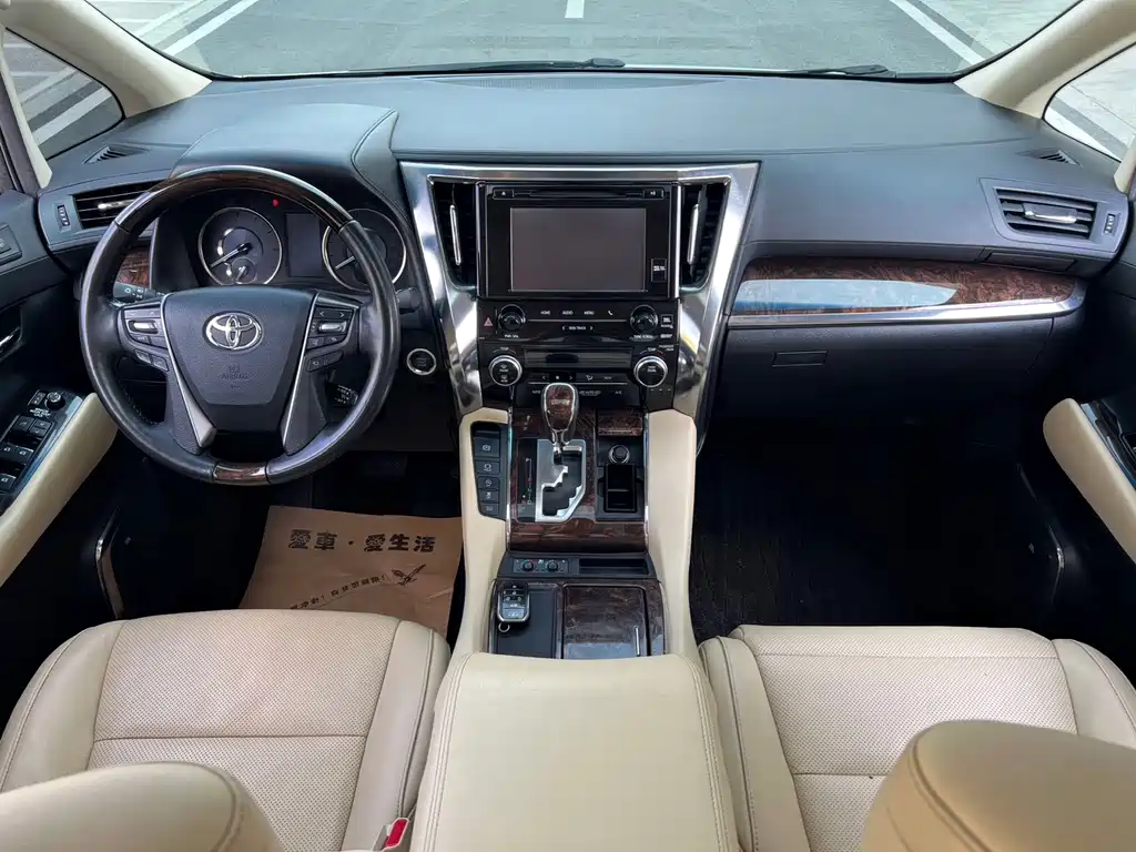 Toyota Alphard — миниатюра 7