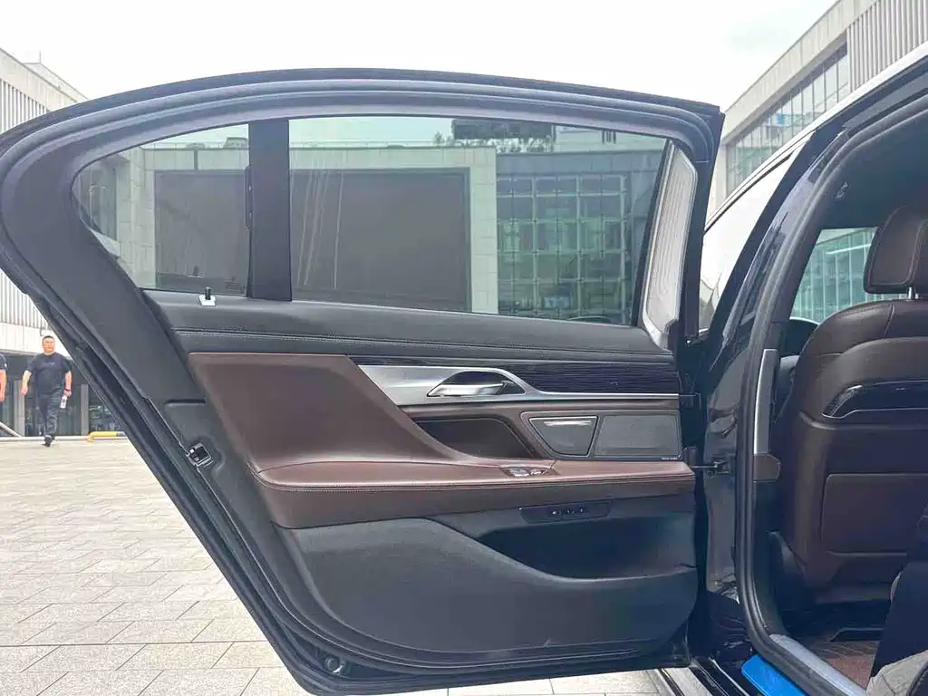 BMW 7 Series — миниатюра 9