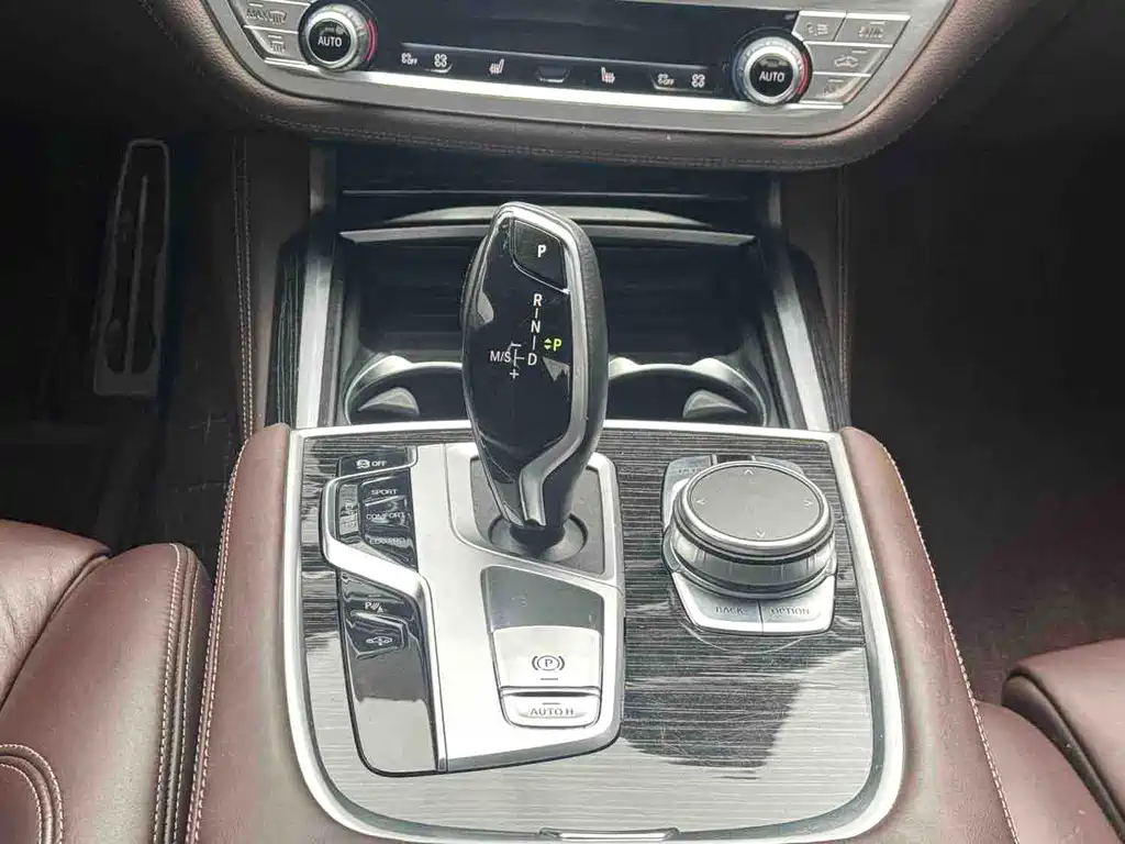 BMW 7 Series — миниатюра 11