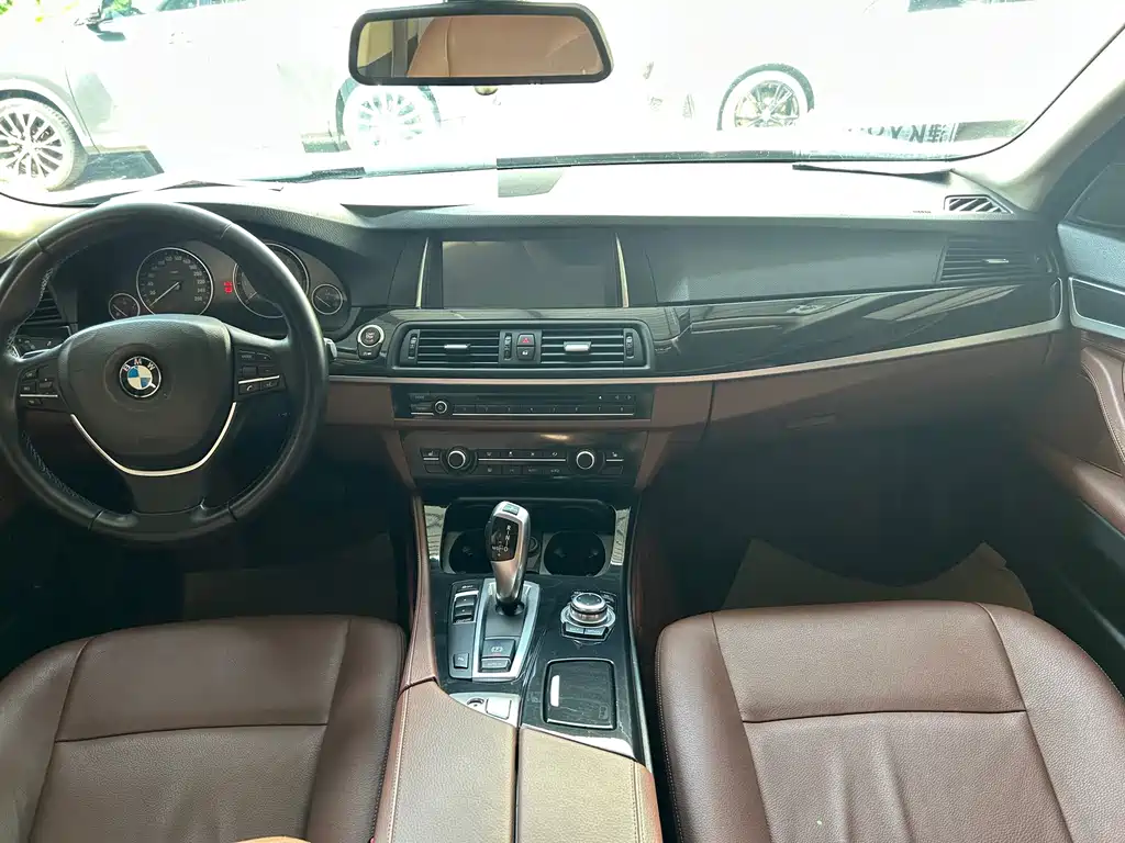 BMW 5 Series — миниатюра 7