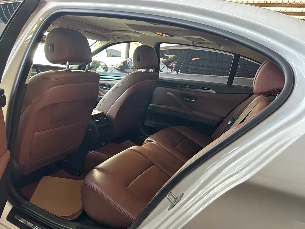 BMW 5 Series — миниатюра 6