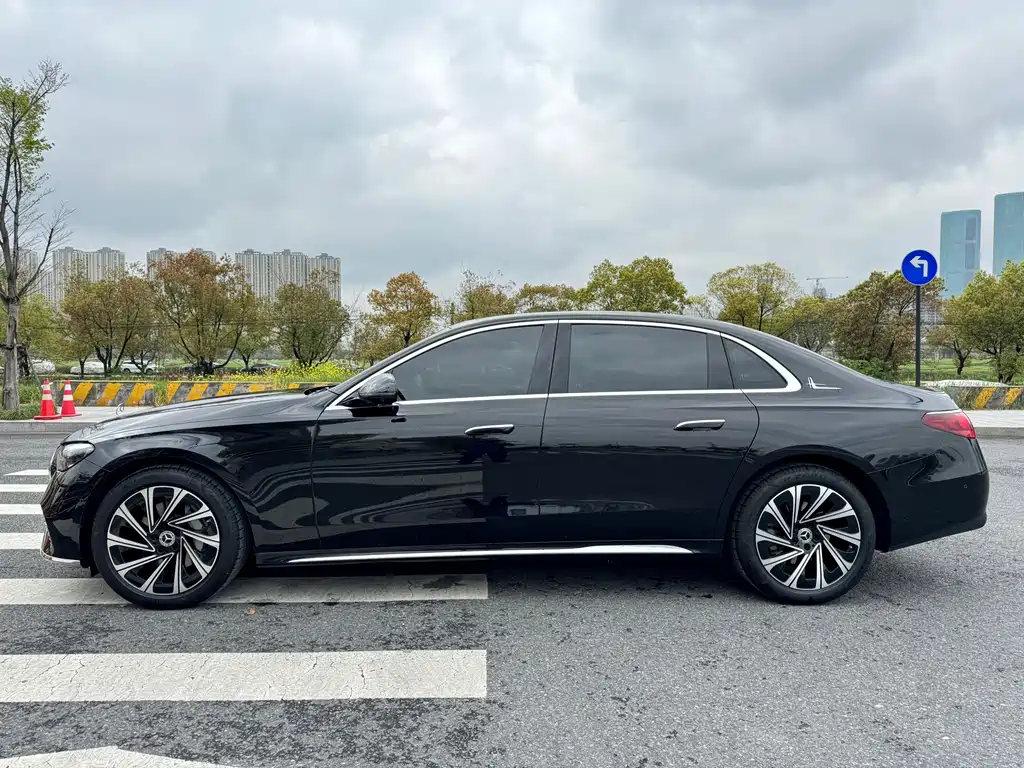 Mercedes-Benz E-Class — миниатюра 7