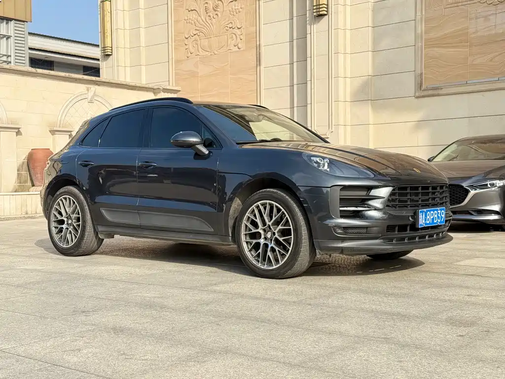 PORSCHE MACAN