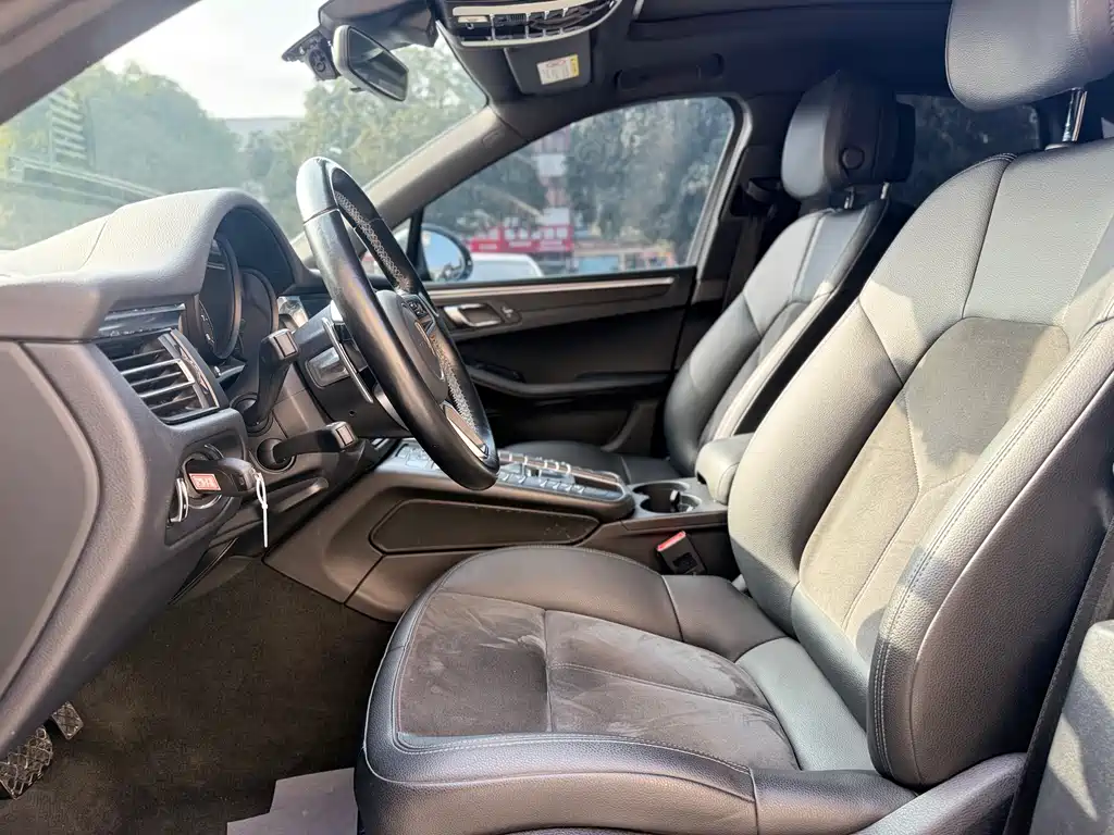 PORSCHE MACAN