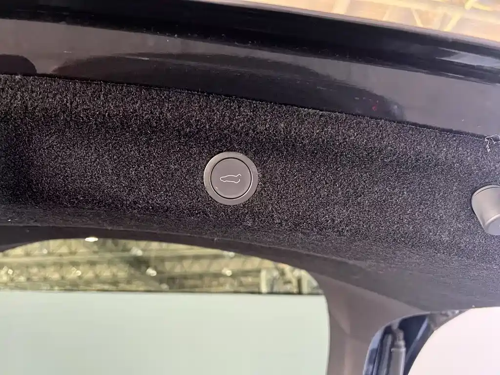 Tesla Model Y — миниатюра 17