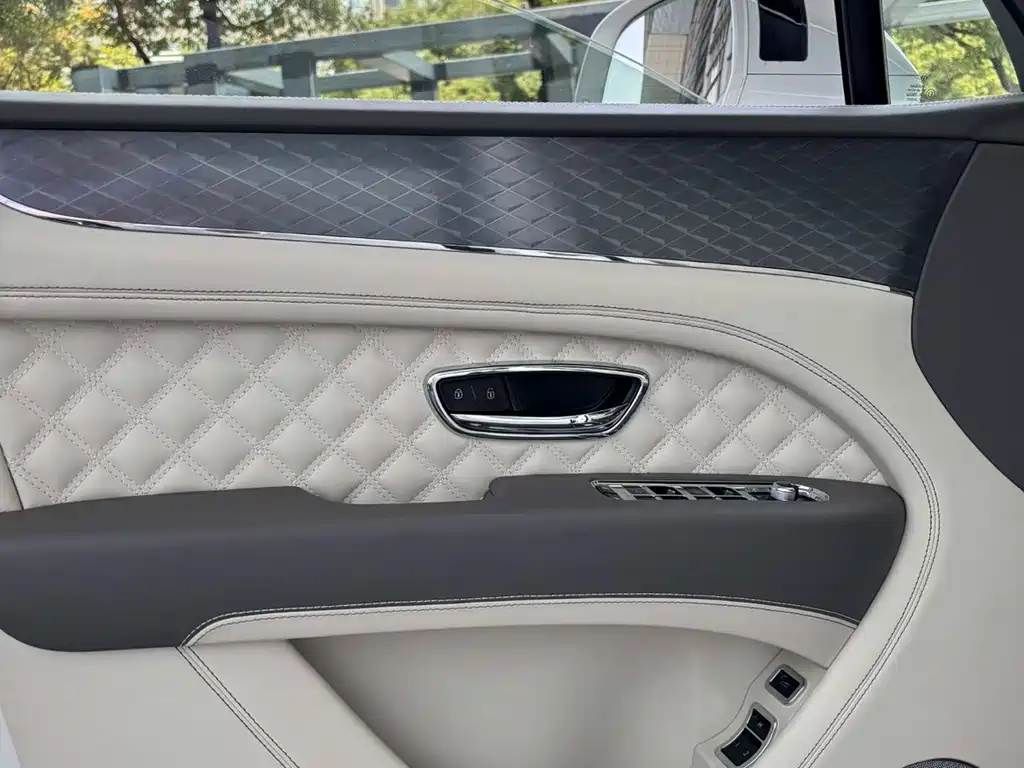 Bentley Bentayga PHEV — миниатюра 9