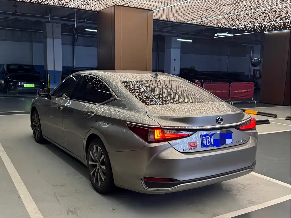 Lexus ES — миниатюра 11
