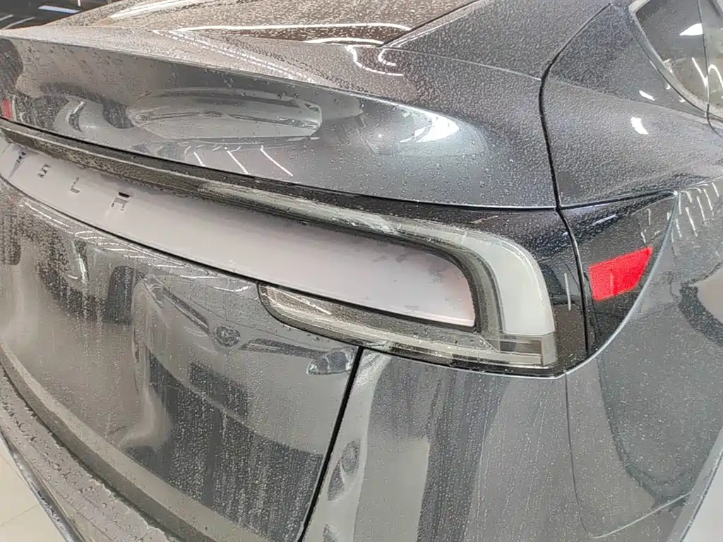 Tesla Model Y — миниатюра 8
