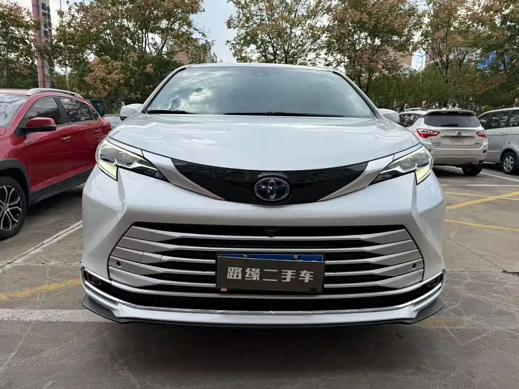 Toyota Sienna — миниатюра 2