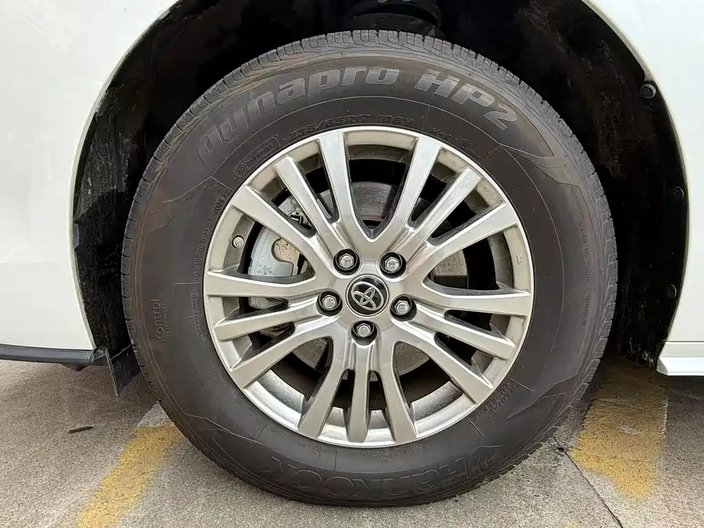 Toyota Sienna — миниатюра 7