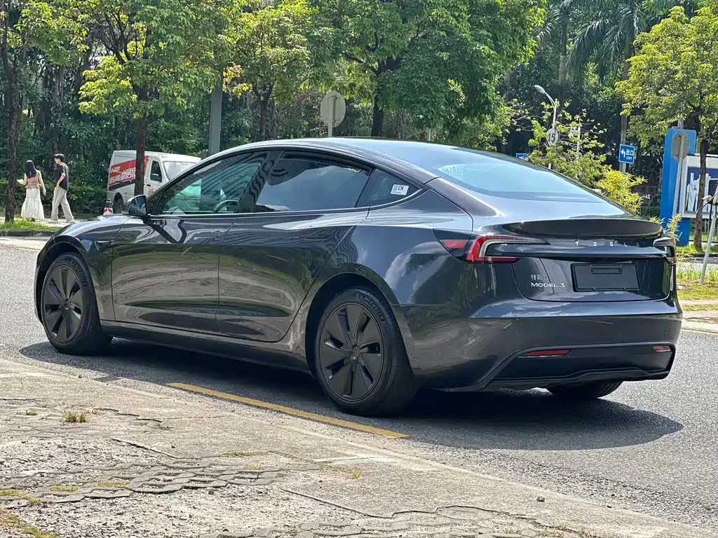 Tesla Model 3 — миниатюра 17