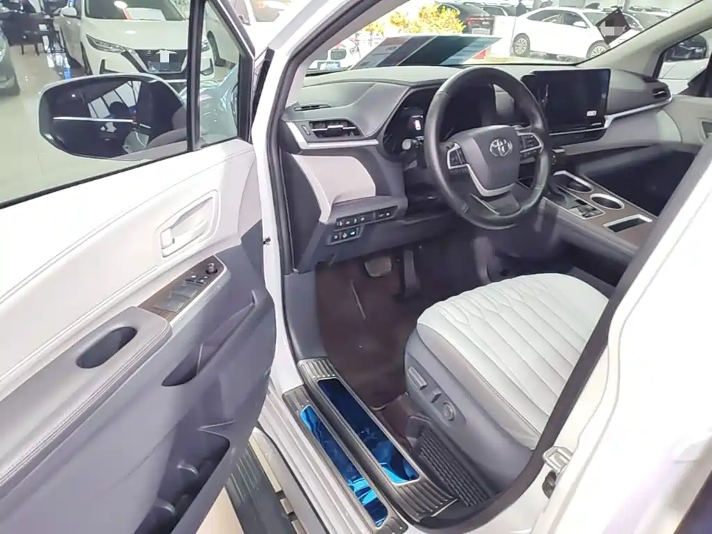Toyota Granvia — миниатюра 16