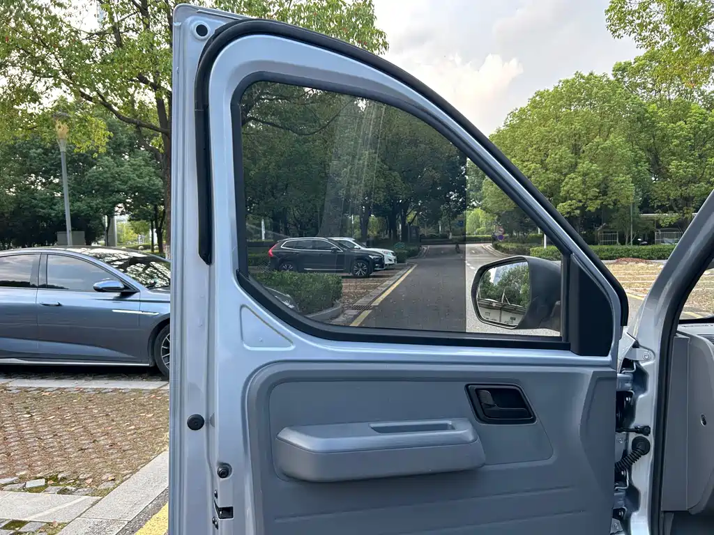 Wuling Yangguang — миниатюра 12