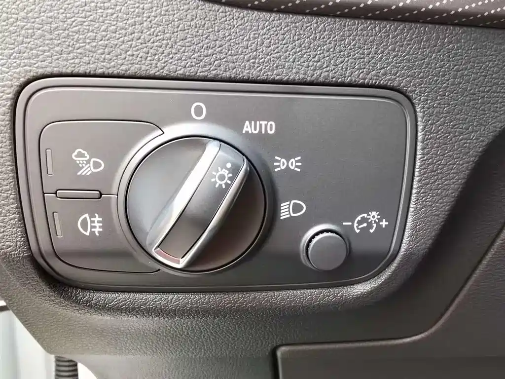 Audi Q2L 2023 35TFSI Fashion