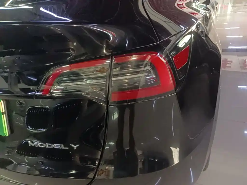 Tesla Model Y — миниатюра 8