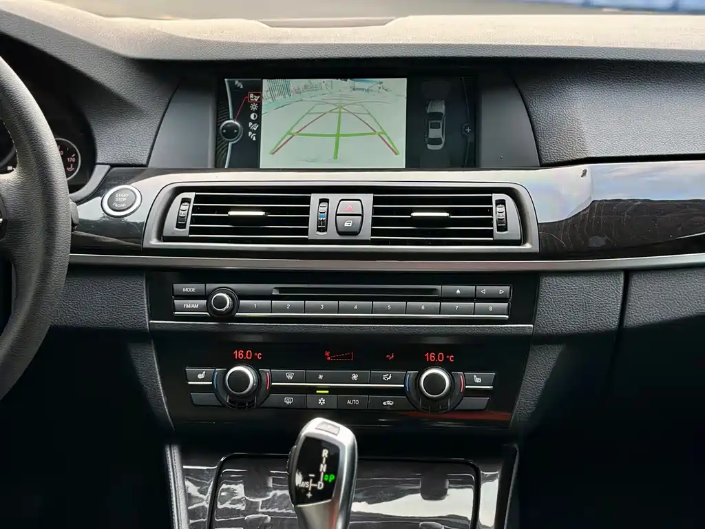 BMW 5 Series — миниатюра 10