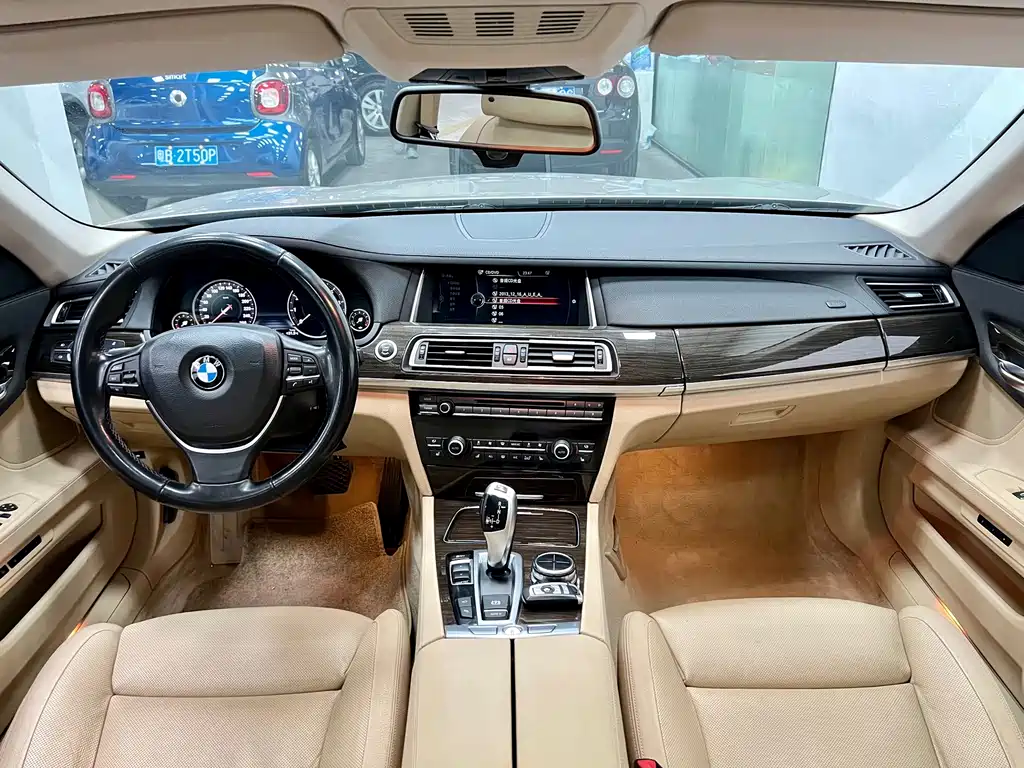 BMW 7 Series — миниатюра 9