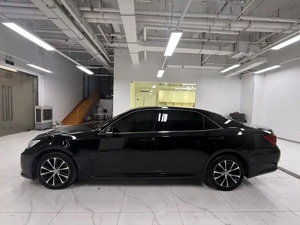 Toyota Crown — миниатюра 3