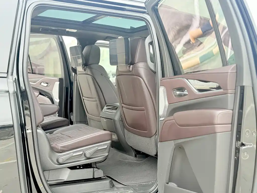 Cadillac Escalade — миниатюра 7