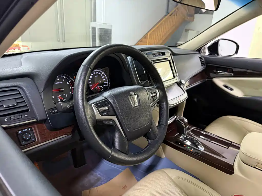 Toyota Crown — миниатюра 10