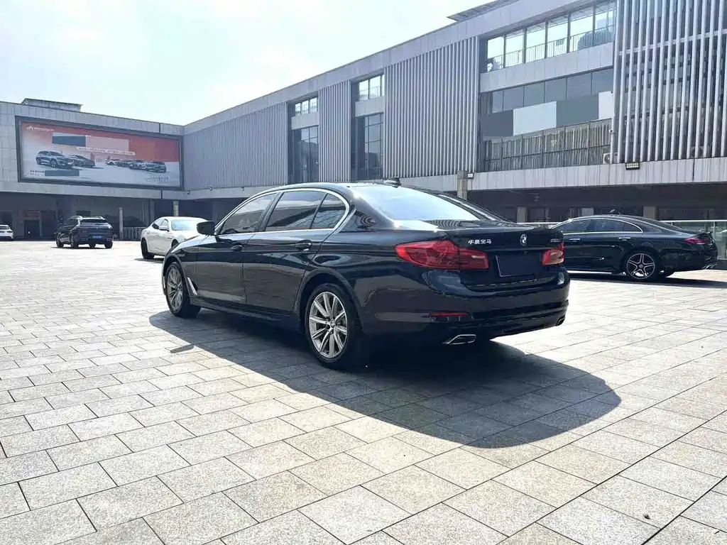 BMW 5 Series — миниатюра 6