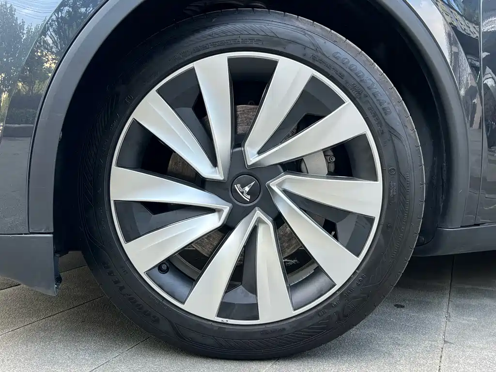 Tesla Model Y — миниатюра 15