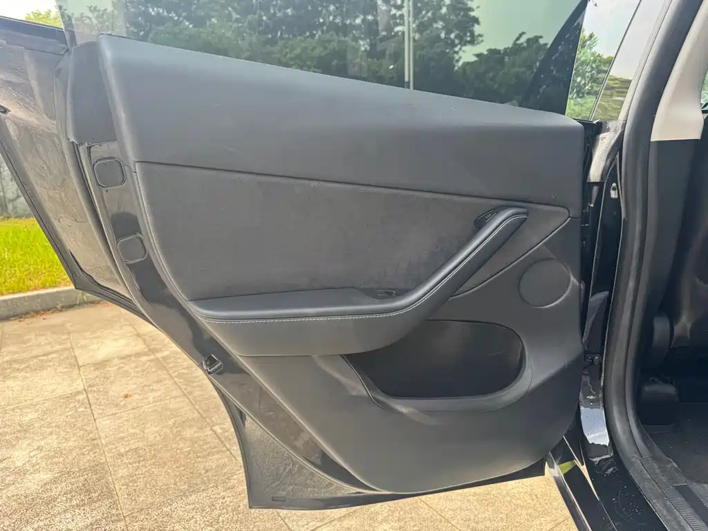 Tesla Model Y — миниатюра 17