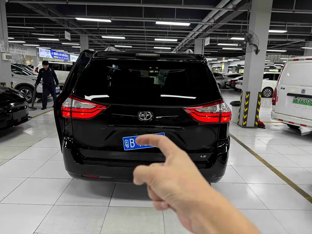 Toyota Sienna — миниатюра 3