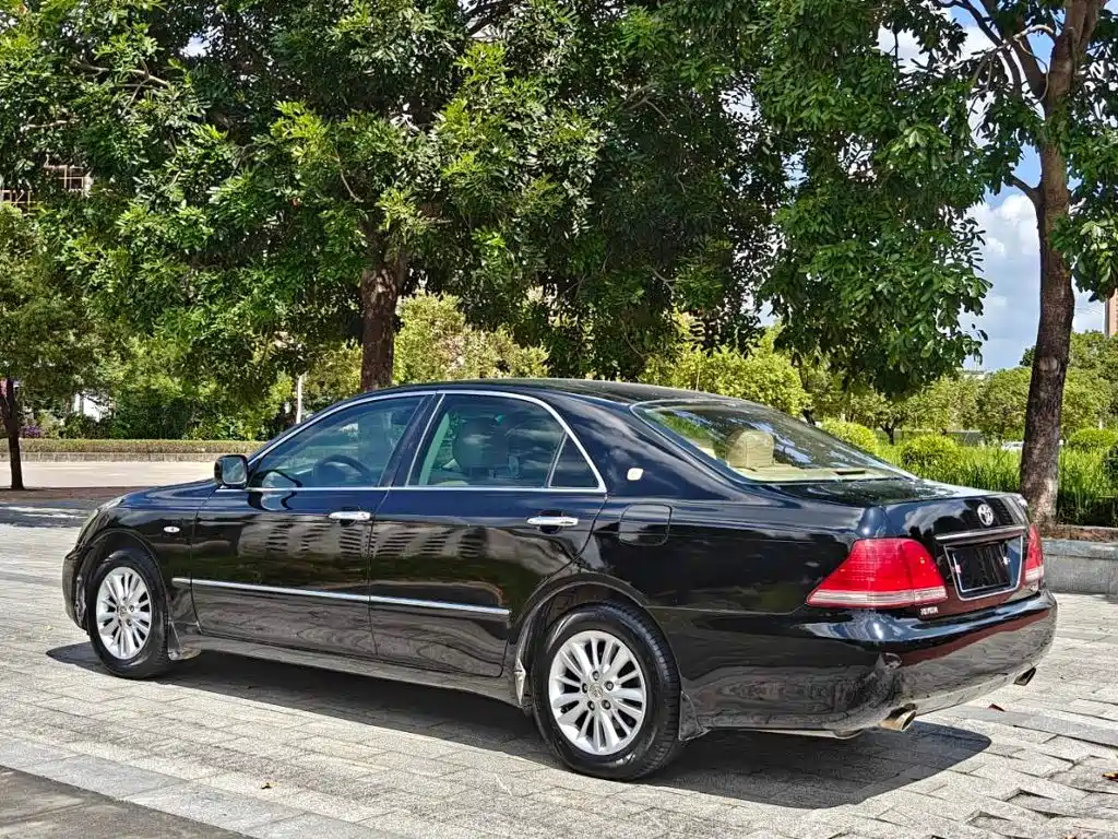 Toyota Crown — миниатюра 9