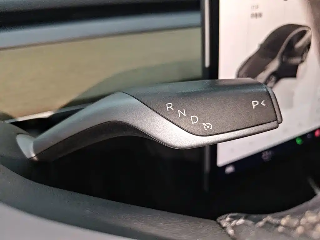 Tesla Model Y — миниатюра 14