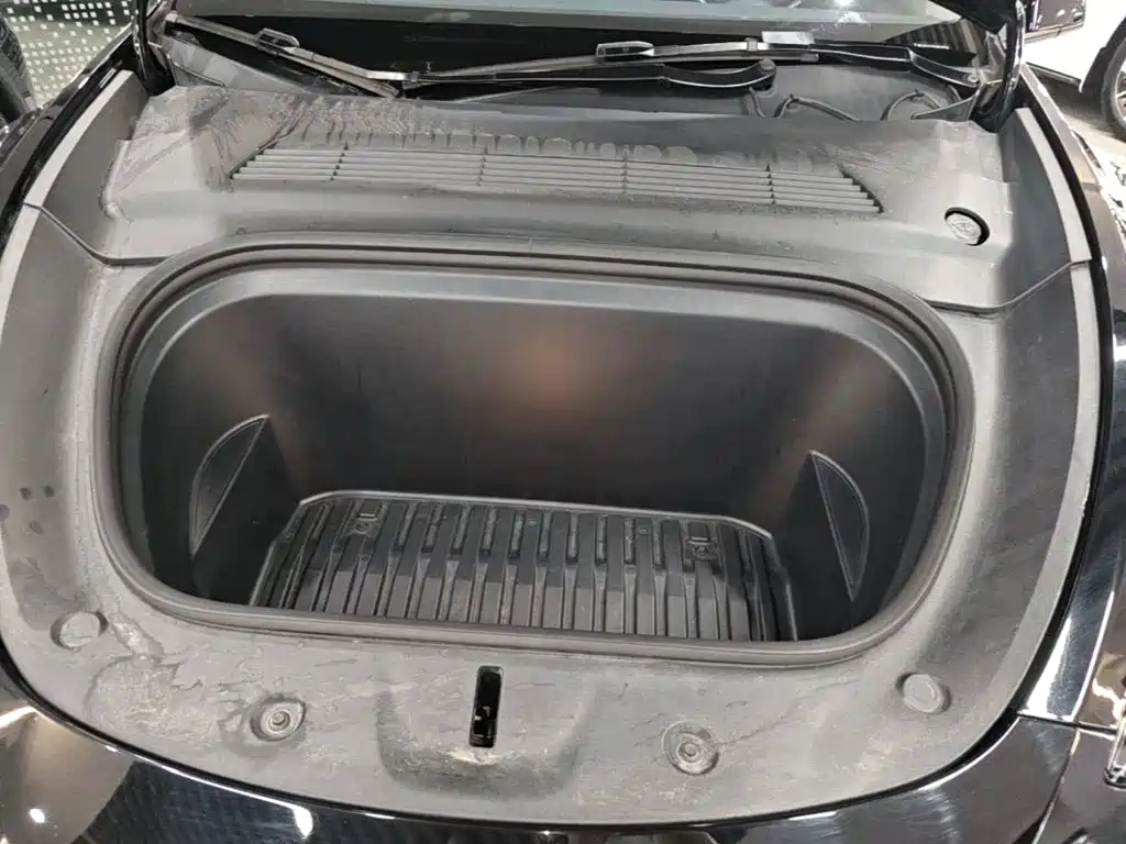 Tesla Model Y — миниатюра 20