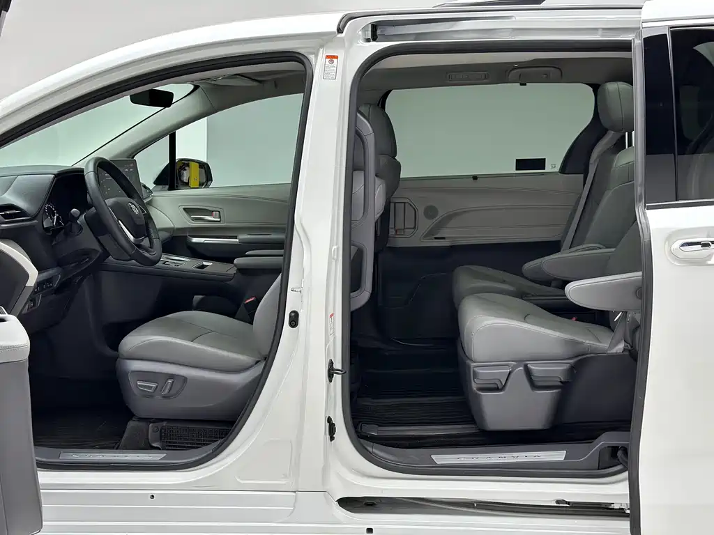 Toyota Granvia 2022 2.5L Luxury