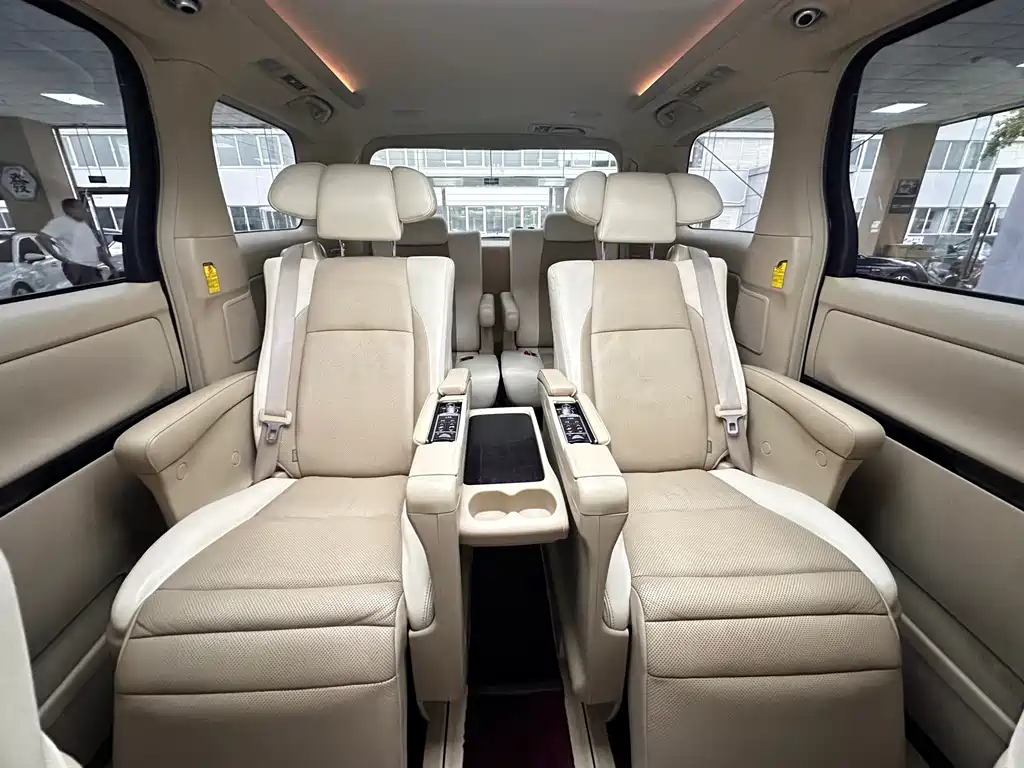 Toyota Alphard — миниатюра 43