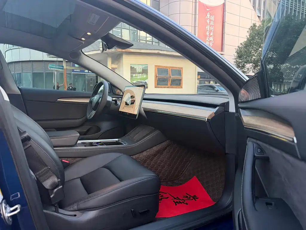 Tesla Model 3 — миниатюра 7