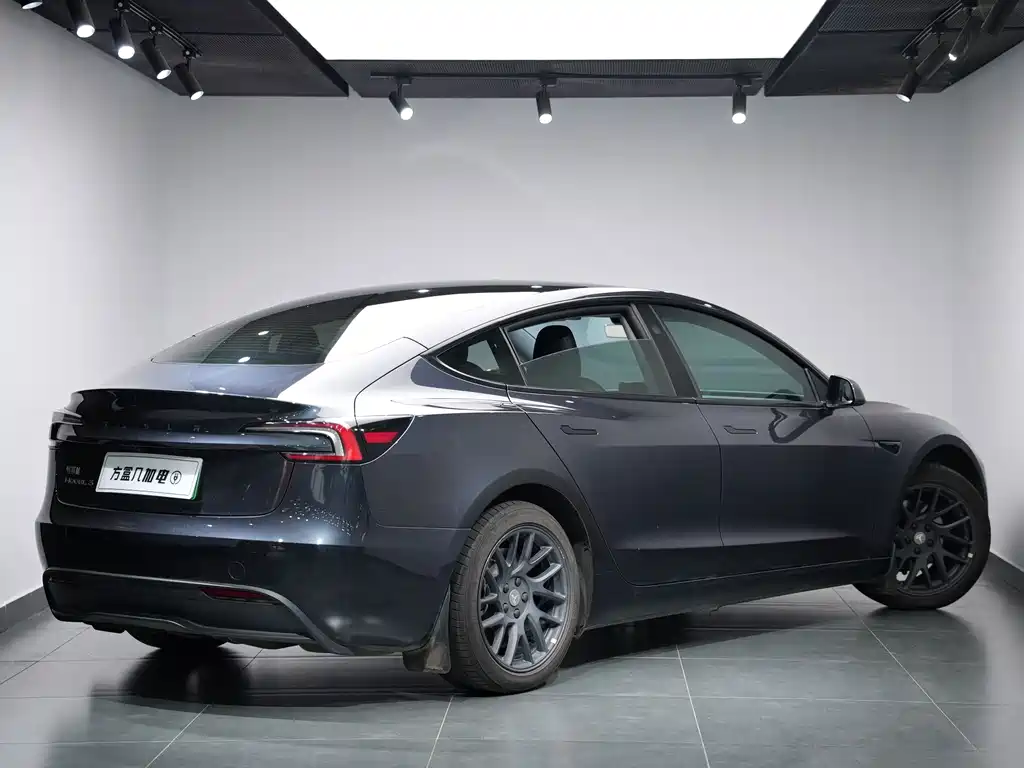 Tesla Model 3 — миниатюра 8
