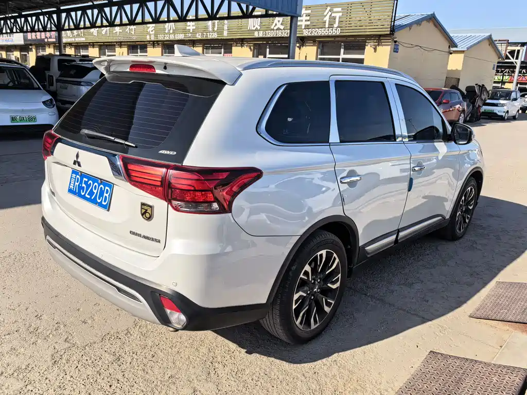 MITSUBISHI OUTLANDER