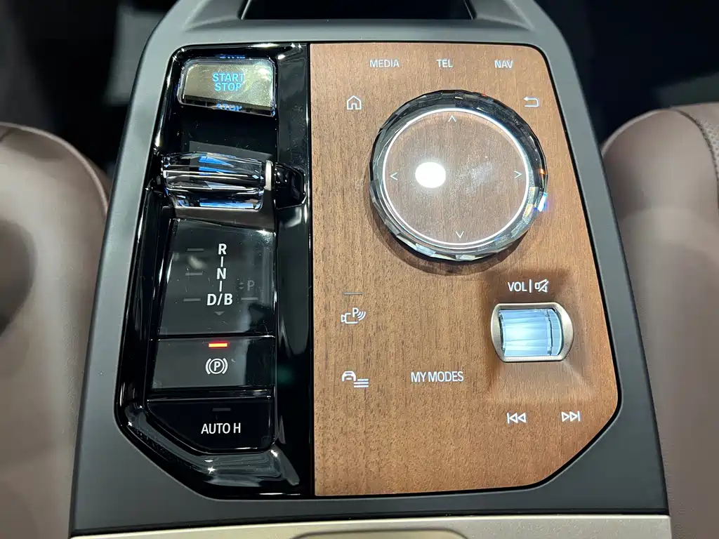 BMW iX — миниатюра 10