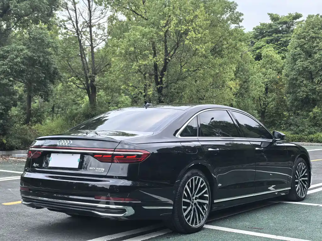 AUDI  A8